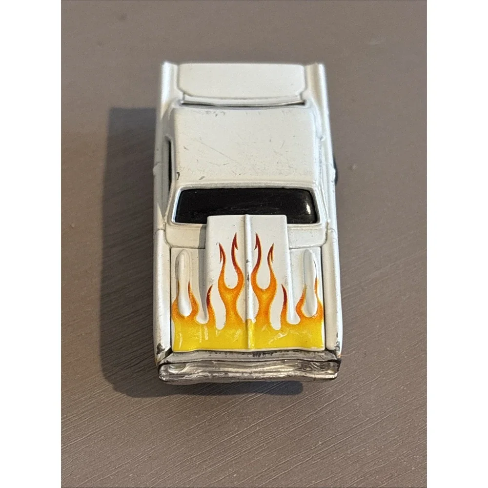 Muscle Machines 1968 Dodge Dart HEMI 1:64 White With Orange Flames